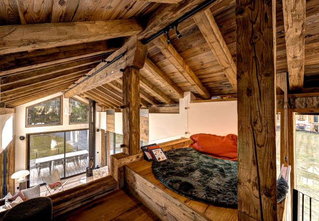 Reading corner overlooking the lounge Chalet les Côtés du Lavancher has a reading corner with a view over the lounge.