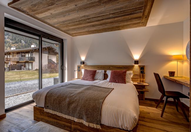 Bedroom 2, flexible double or twin room with ensuite Bedroom 2 of Chalet les Côtés du Lavancher is a  flexible double or twin room with an ensuite.