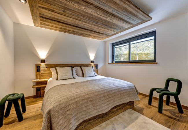 Bedroom 1, double room with ensuite  Chalet les Côtés du Lavancher has 5 bedrooms sleeping 10- 12 people.