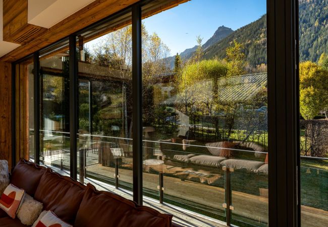 Wraparound, glass-sided balcony Chalet les Côtés du Lavancher has a wraparound, glass-sided balcony.