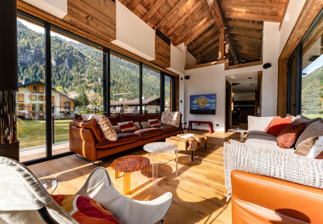 Smart TV and log burner for relaxing evenings Chalet les Côtés du Lavancher has a Smart TV and log burner for relaxing evenings.