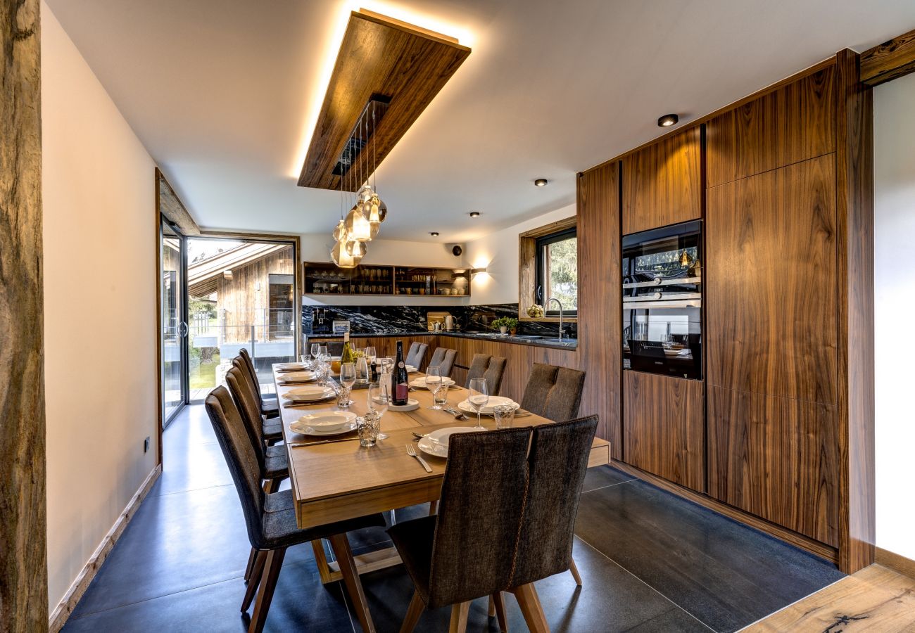 Stylish kitchen, dining area with large corner windows Chalet les Côtés du Lavancher has a stylish kitchen, dining area with large corner windows.