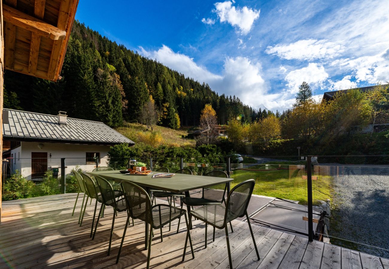 Exterior furniture for outdoor dining Chalet les Côtés du Lavancher has exterior furniture for outdoor dining.