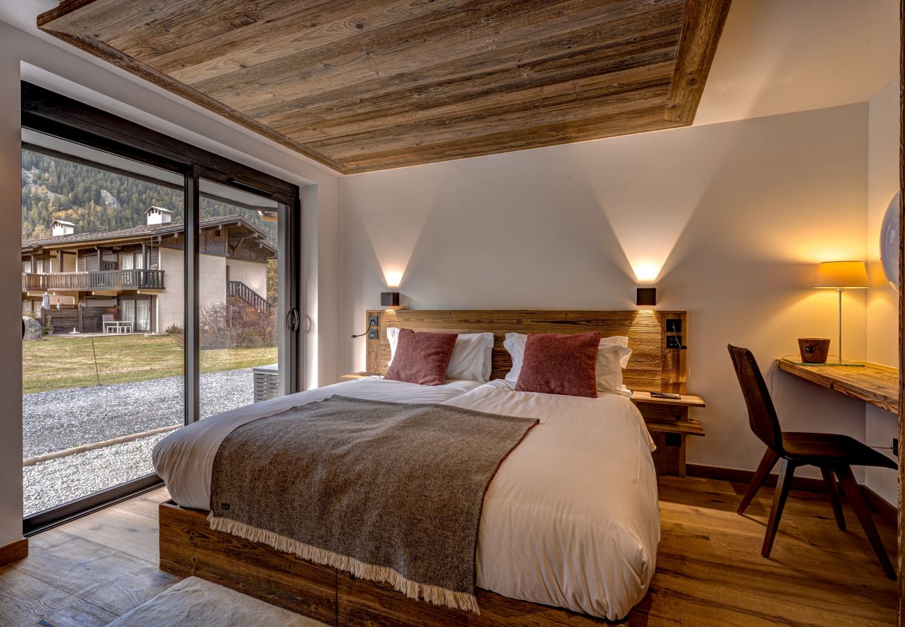 Bedroom 2, flexible double or twin room with ensuite Bedroom 2 of Chalet les Côtés du Lavancher is a  flexible double or twin room with an ensuite.