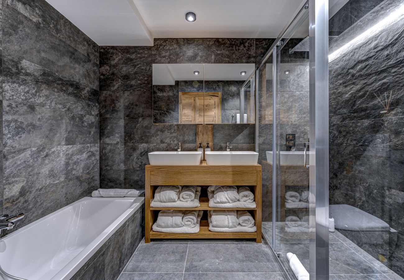 Ensuite bathroom to Bedroom 3 with WC In Chalet les Côtés du Lavancher, there is an ensuite bathroom to Bedroom 3 with a WC.