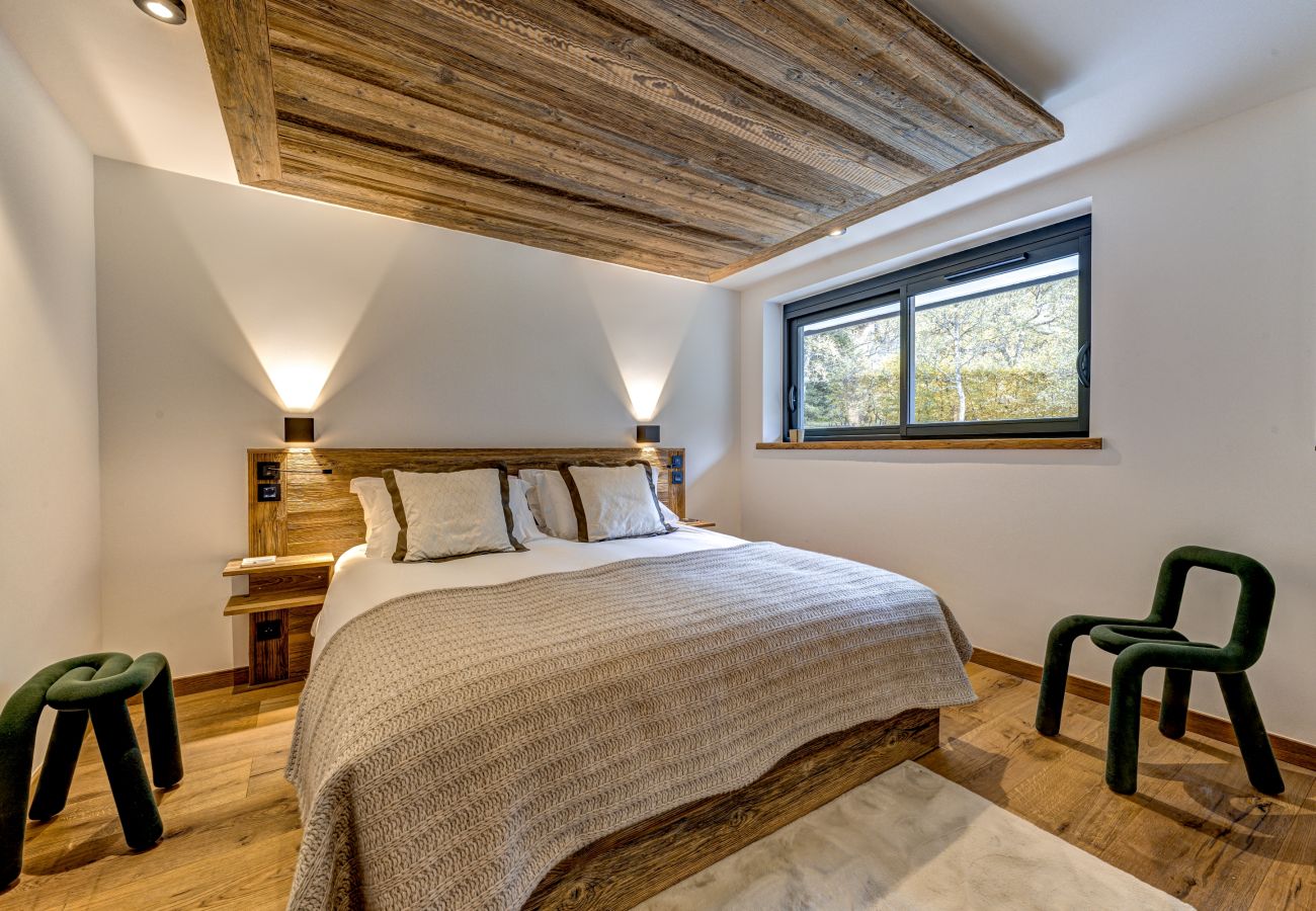 Bedroom 1, double room with ensuite  Chalet les Côtés du Lavancher has 5 bedrooms sleeping 10- 12 people.