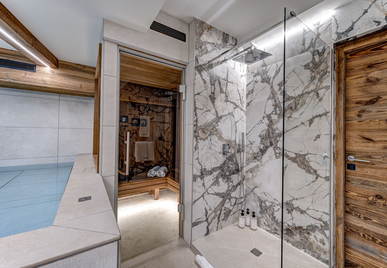 Sauna and shower with toiletries Chalet les Côtés du Lavancher  has a sauna and shower with toiletries.