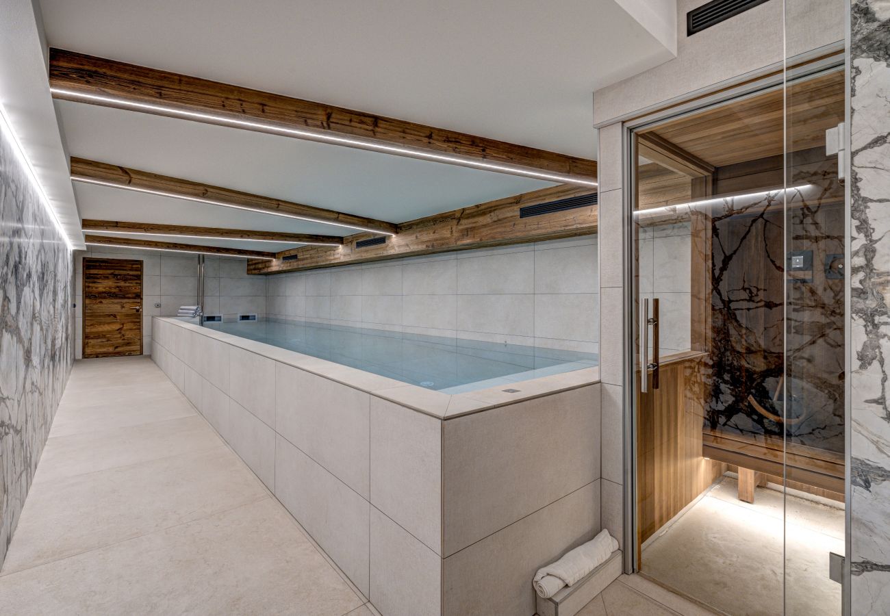 Indoor swimming pool and sauna Chalet les Côtés du Lavancher has an indoor swimming pool and a sauna.