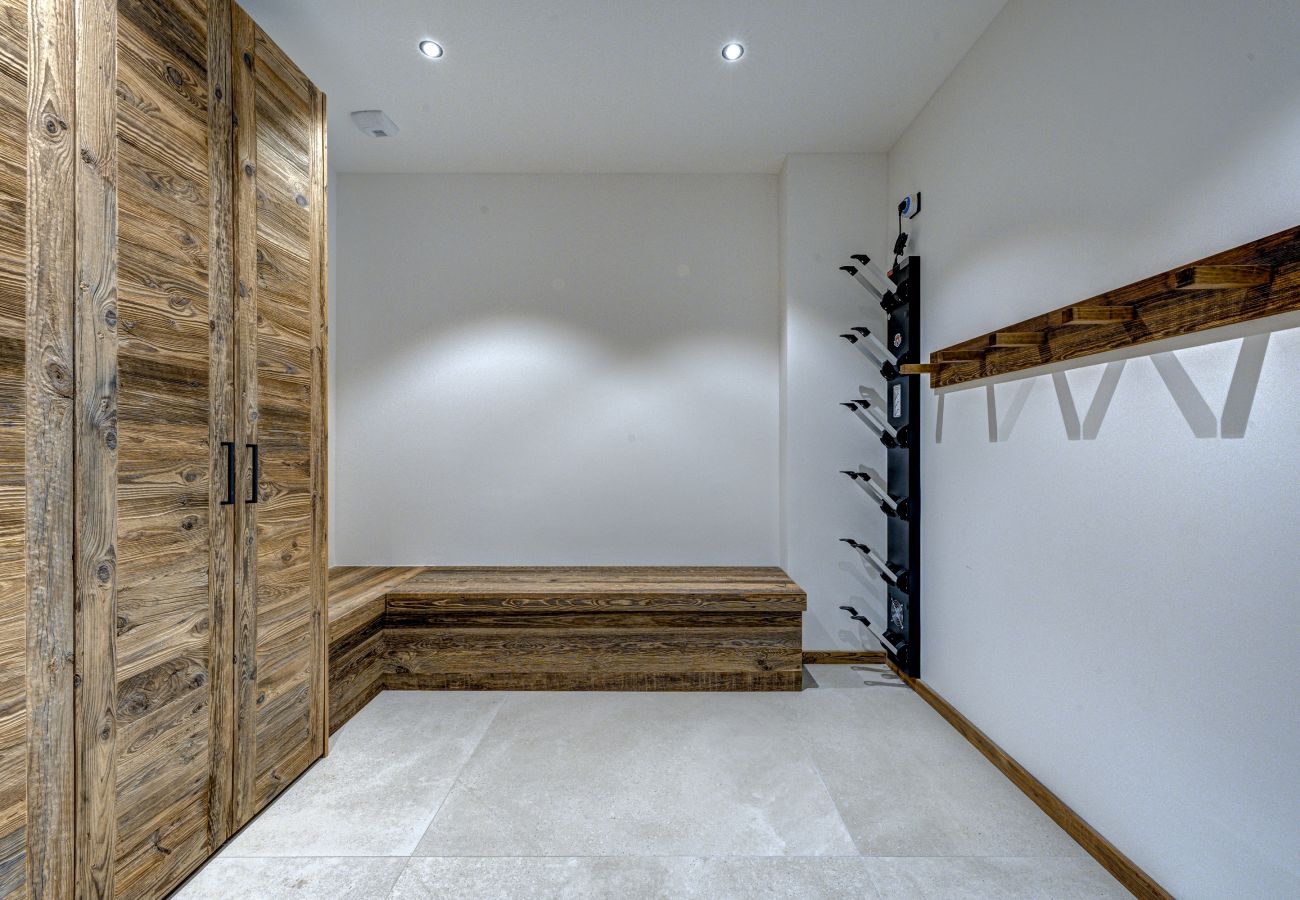 Ski room with heated boot dryers Chalet les Côtés du Lavancher has a ski room with heated boot dryers.