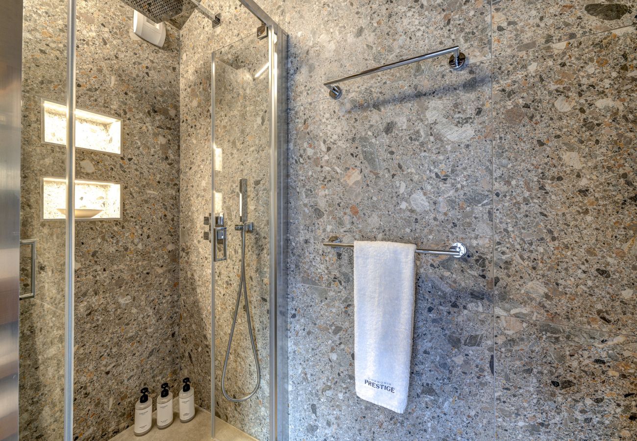 Bedroom 4, ensuite shower and basin  Bedroom 4 at Chalet les Côtés du Lavancher  has an ensuite shower and basin.