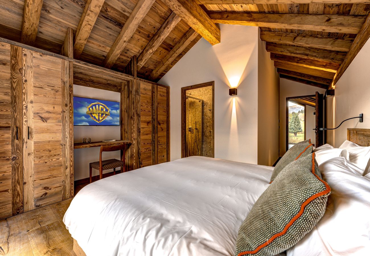 Bedroom 4, flexible double or twin room with ensuite Bedroom 4 in Chalet les Côtés du Lavancher is a flexible double or twin room with ensuite.