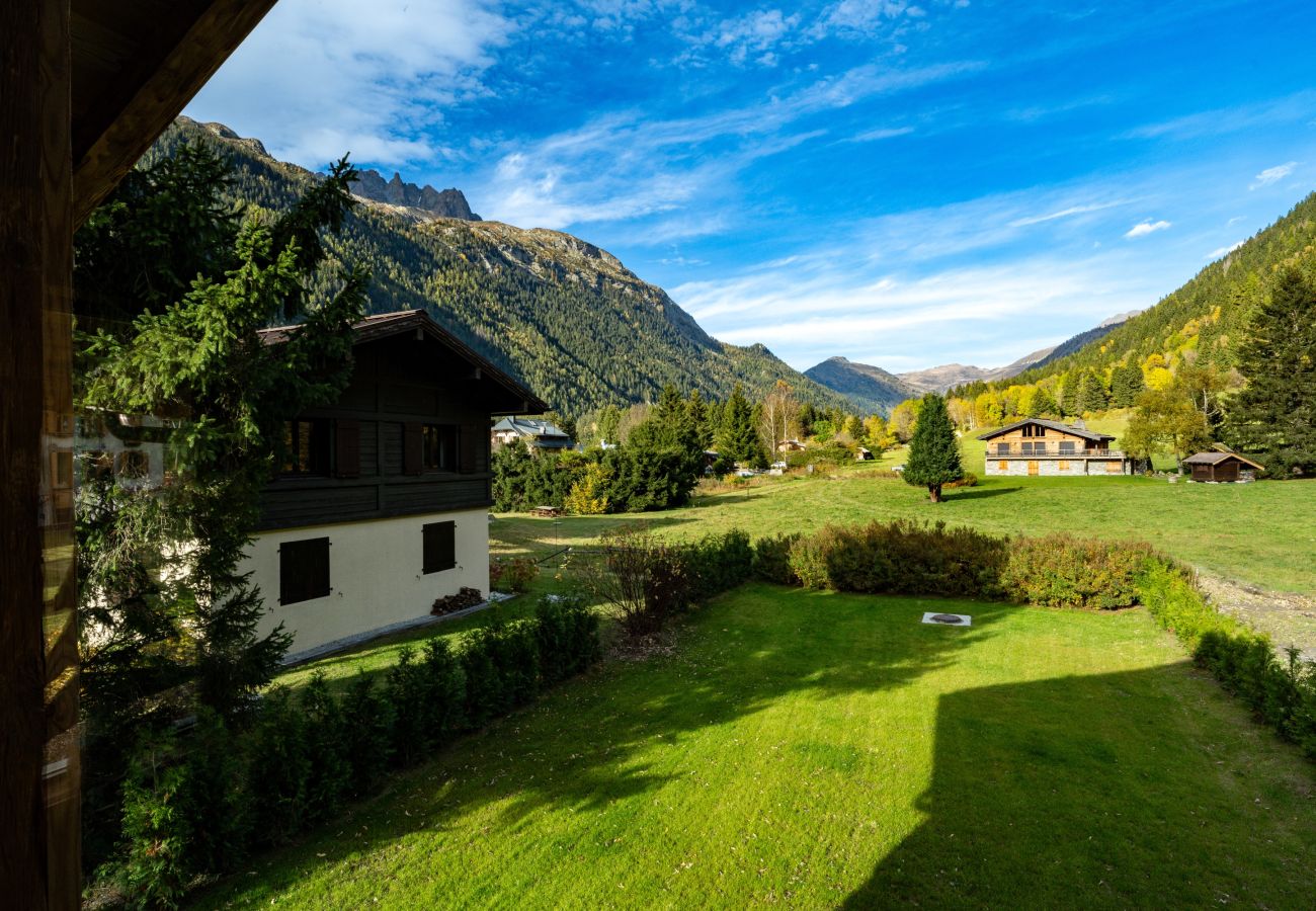 Garden with views up to le Tour and the Balme ski area Chalet les Côtés du Lavancher  has a garden with views up to le Tour and the Balme ski area.