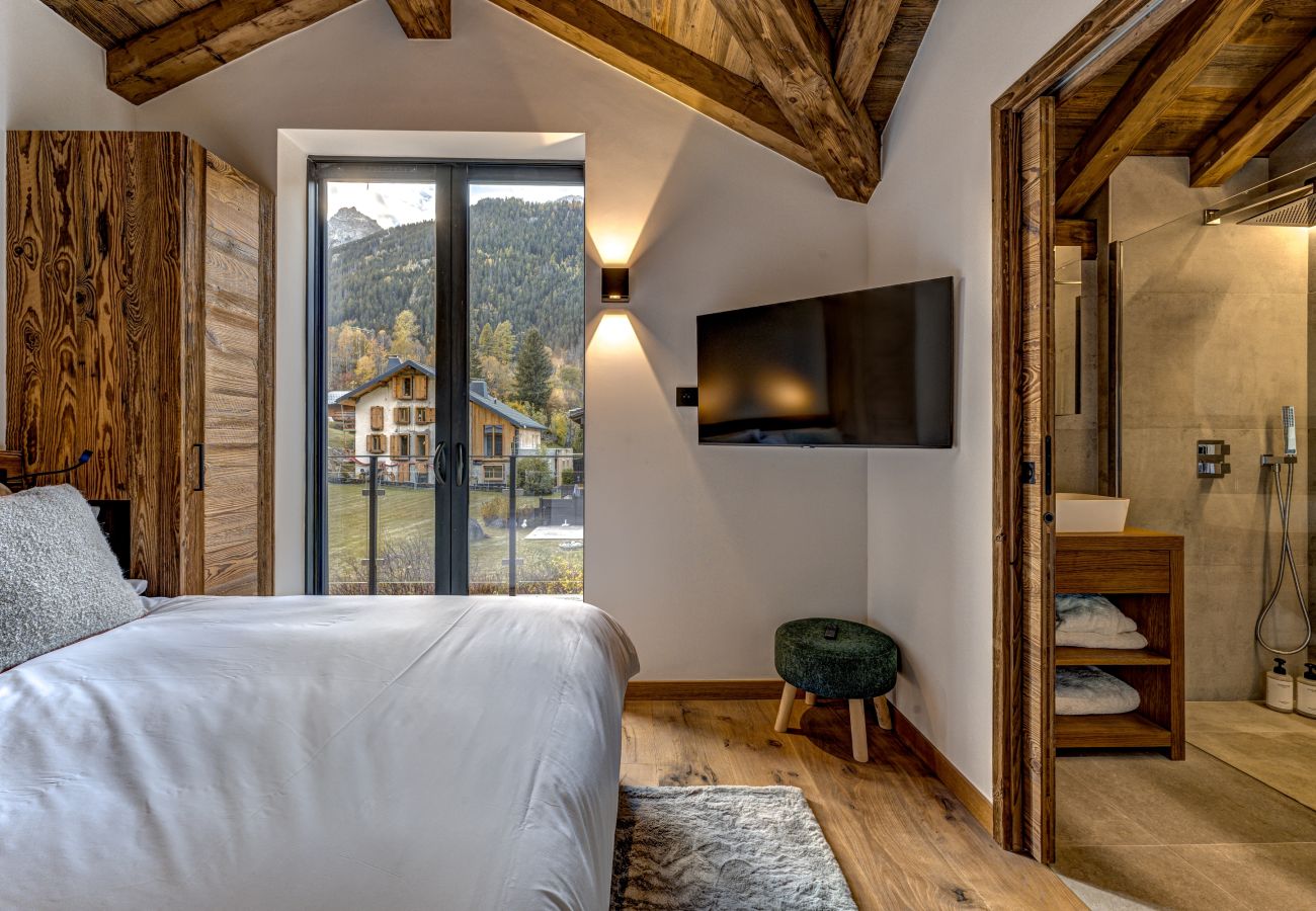 Bedroom 5, double room with ensuite  Bedroom 5 of Chalet les Côtés du Lavancher  is a double room with ensuite.