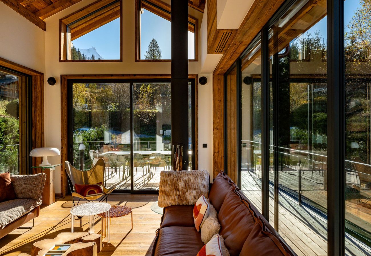 Triple aspect lounge with view of the Aiguille du Midi Chalet les Côtés du Lavancher has a triple aspect lounge with a view of the Aiguille du Midi.