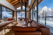 Chalet les Côtés du Lavancher has a triple aspect lounge with a view of the Aiguille du Midi.